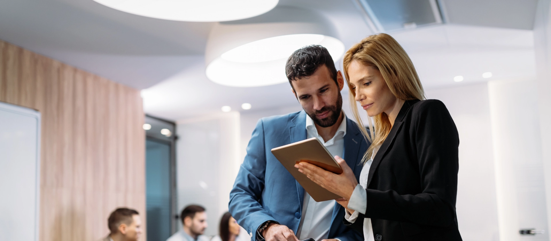 Mann Frau schauen auf Tablet