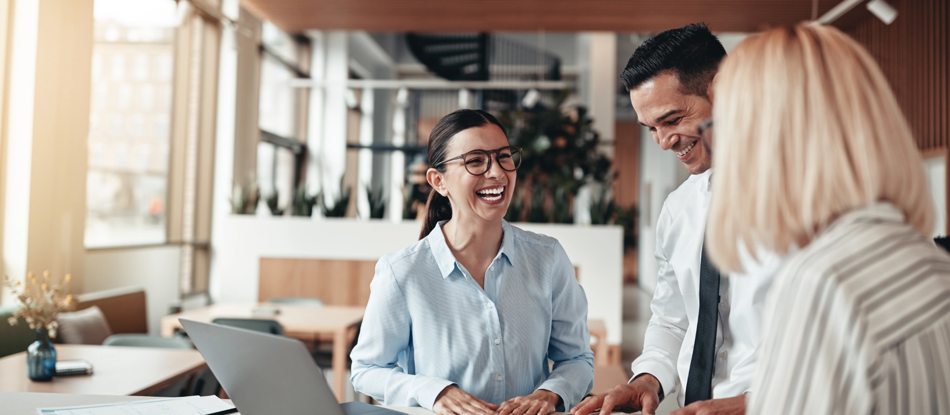 Drei Kollegen im Office lachend