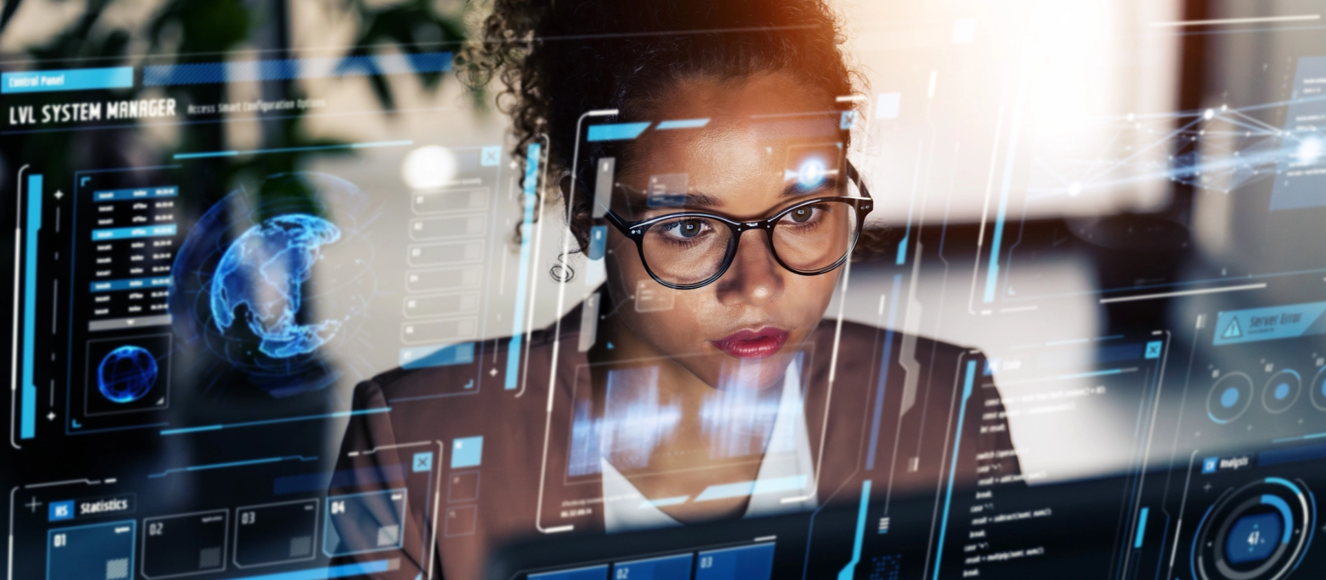 Schwarze Frau mi Brille vor futuristischem Screen und User Interface Data