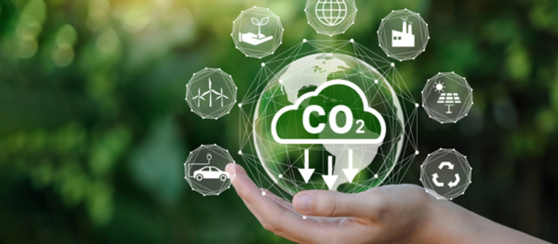 CO2 Blase, mit einflussnehmenden Faktoren außenherum, gehalten von einer Hand