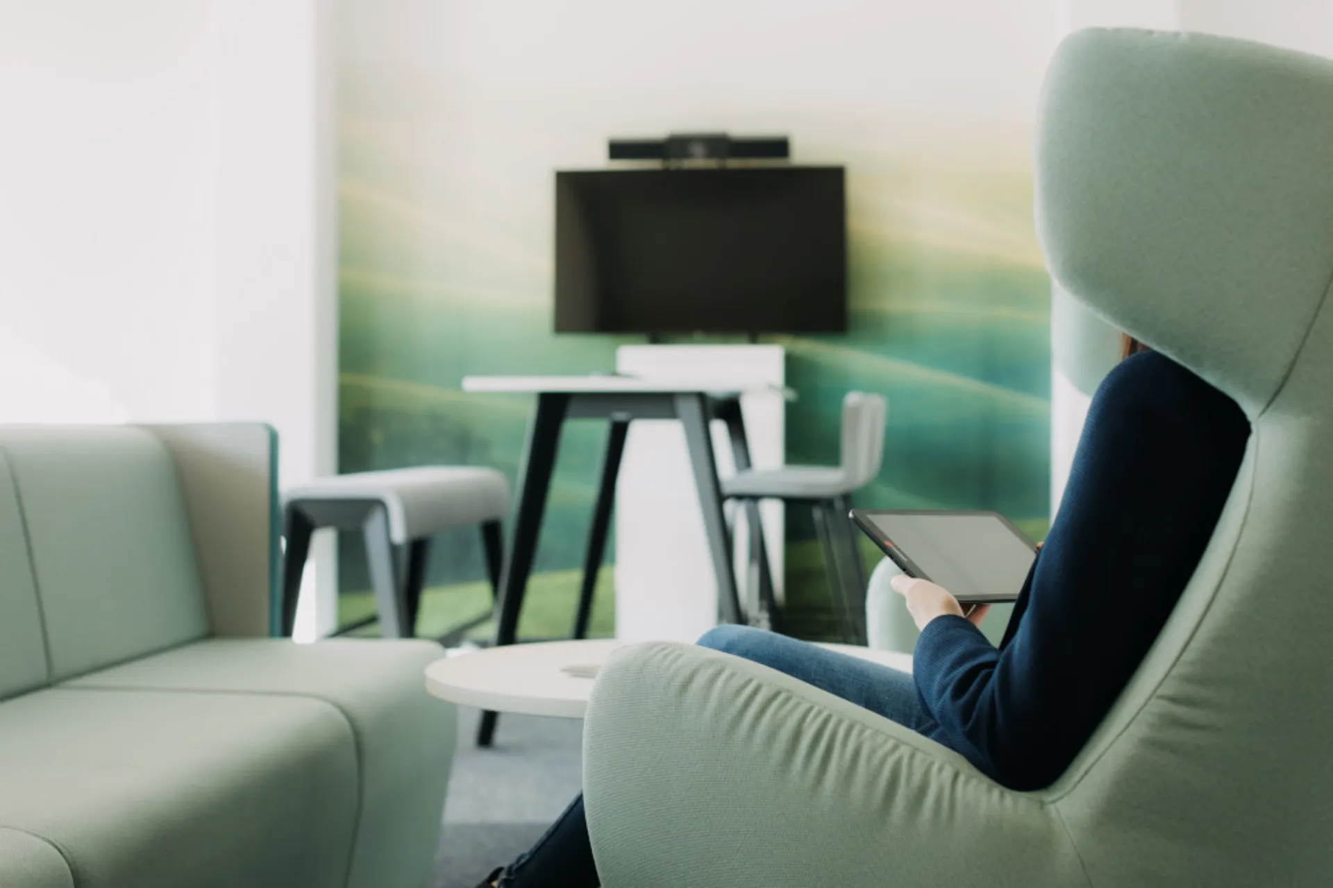 4_pausen_Aufenthaltsbereich mit Bildschirm und Sitzgelegenheiten