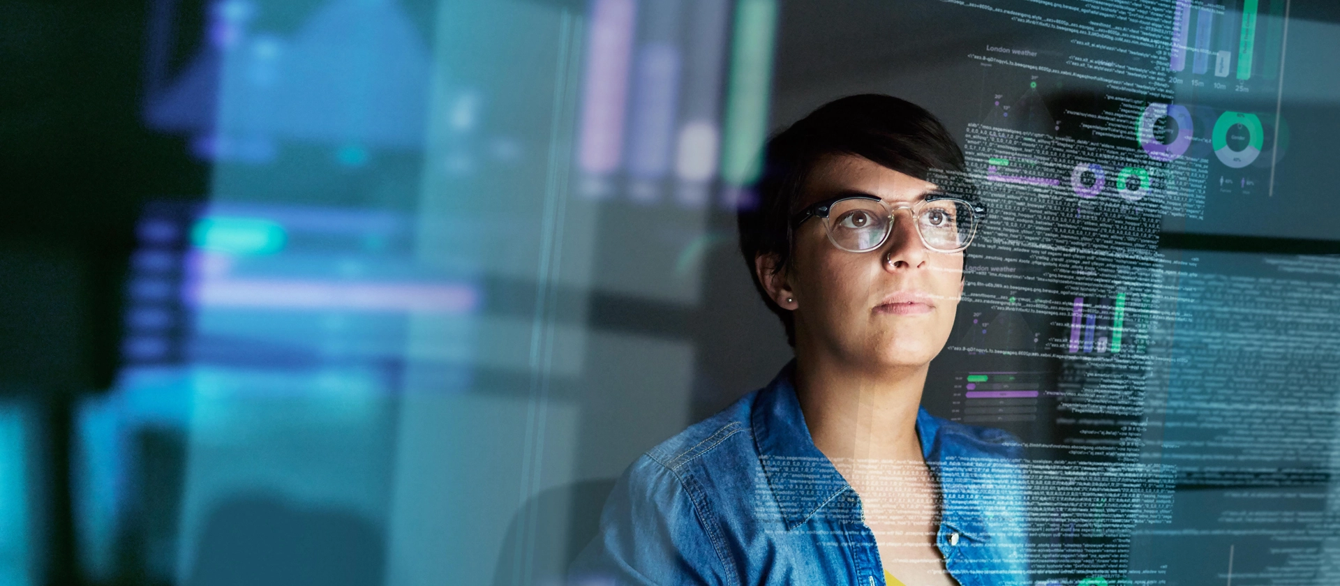 Frau vor futuristischem Screen und User Interface