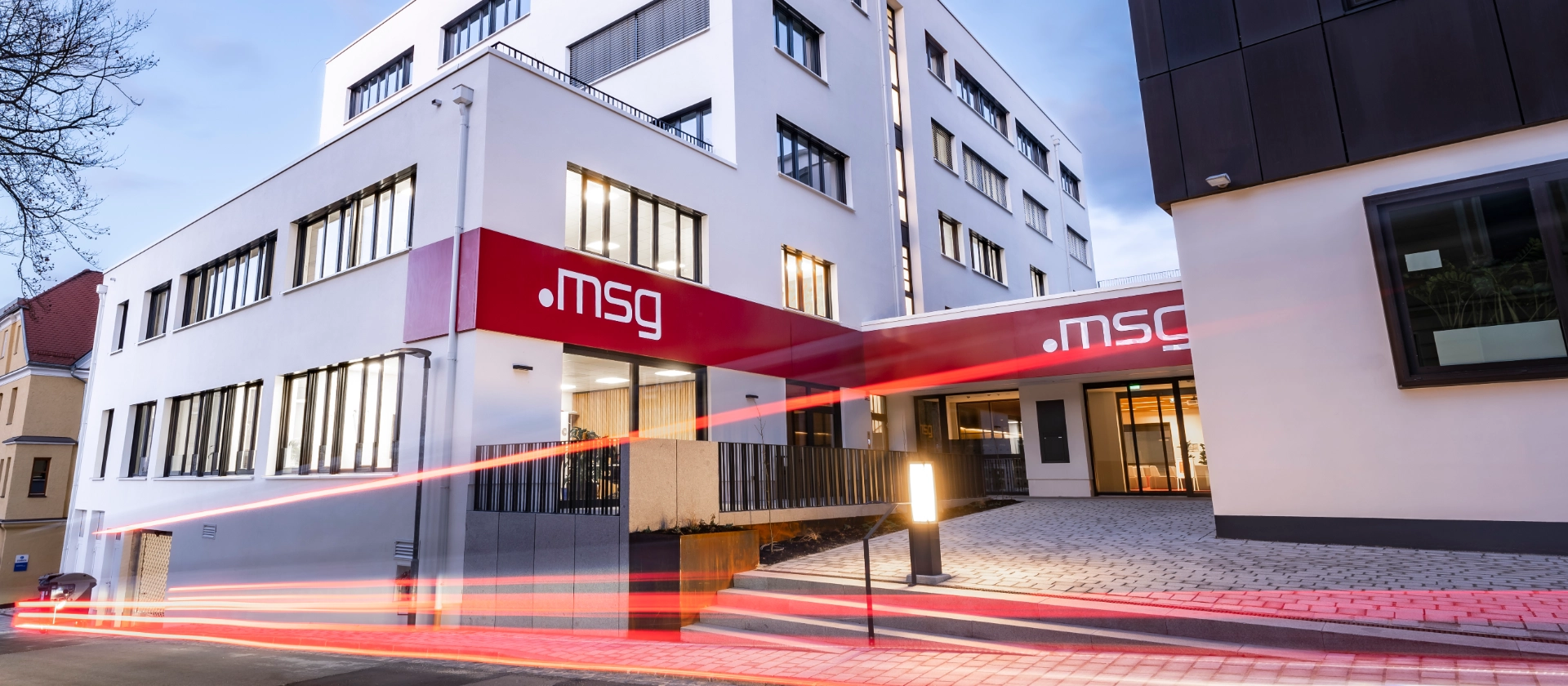 Haupteingang des msg-Standorts Passau inkl. großem msg-Schriftzug über der Eingangstür