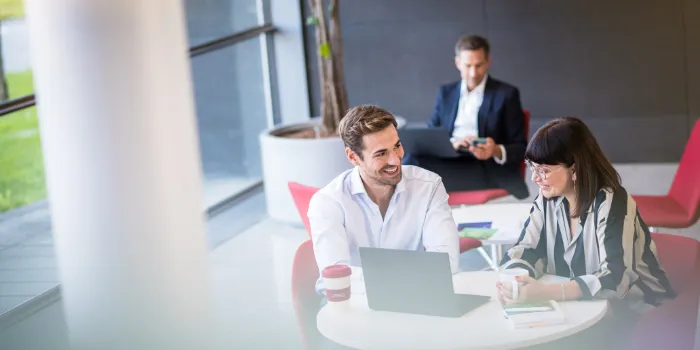 Männlicher und weiblicher Consultant im Foyer von msg