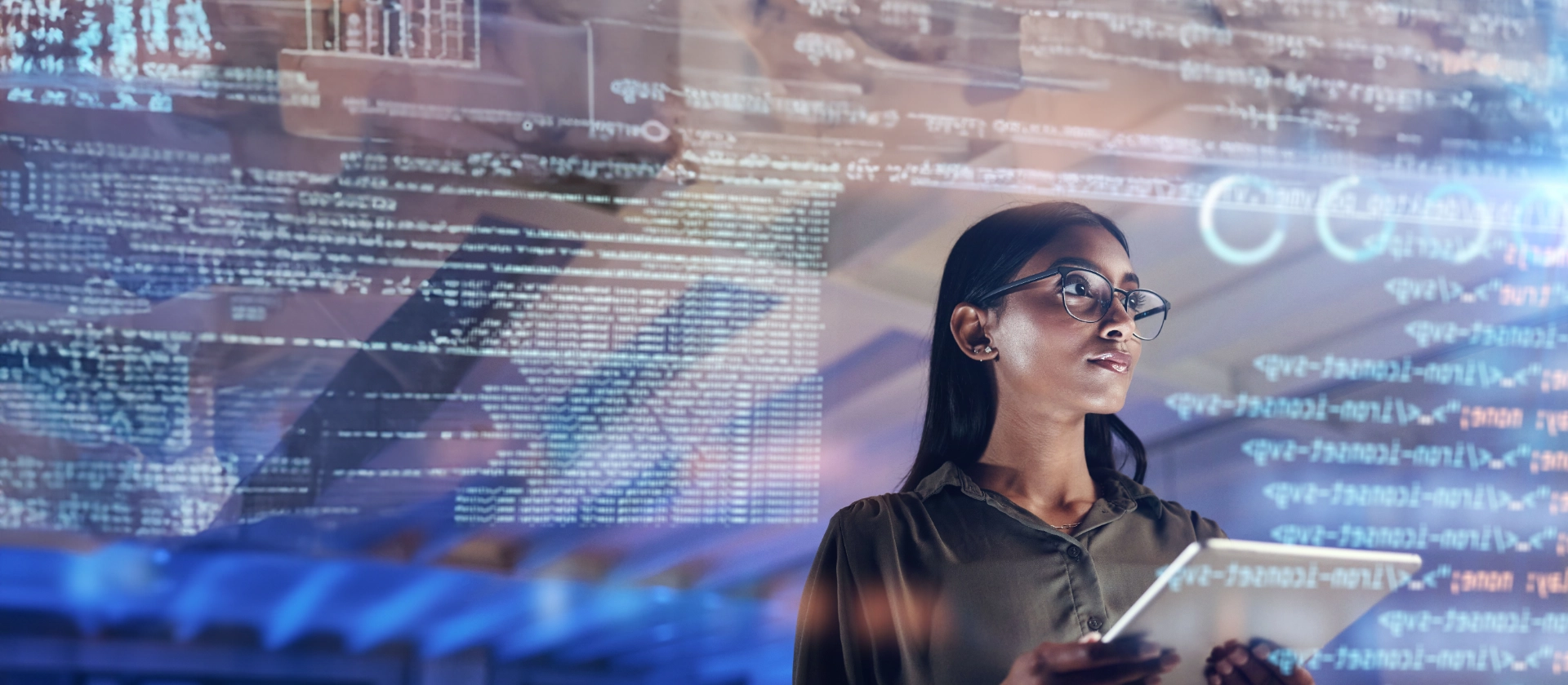 Freu mit Laptop und Codezeilen